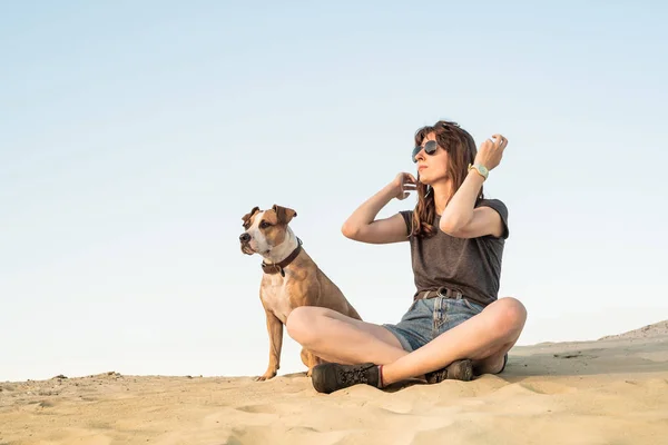 Mulher Bonita Óculos Sol Com Cão Sentar Areia Menina Caminhadas — Fotografia de Stock