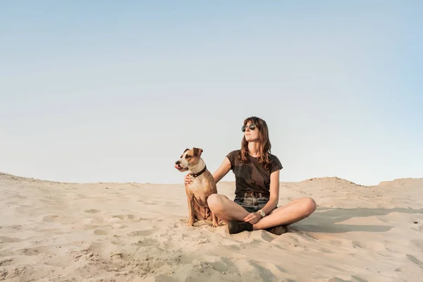 Vacker Ung Kvinna Solglasögon Kramar Med Hund Sitter Sandstrand Eller — Stockfoto