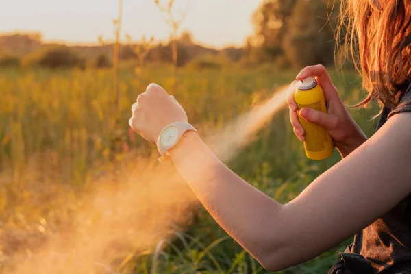 Uso Aerosol Mosquitos Aire Libre Viaje Senderismo Primer Plano Joven — Foto de Stock