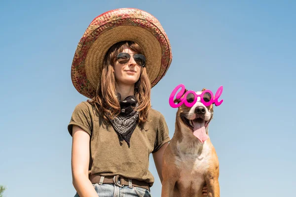 Hermosa Chica Sombrero Mexicano Vestida Como Bandido Gángster Con Perro — Foto de Stock