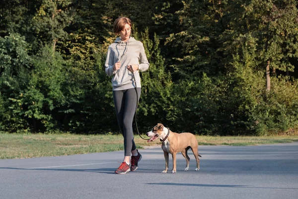 Mujer Entrena Perro Para Correr Durante Jogging Joven Hembra Forma — Foto de Stock
