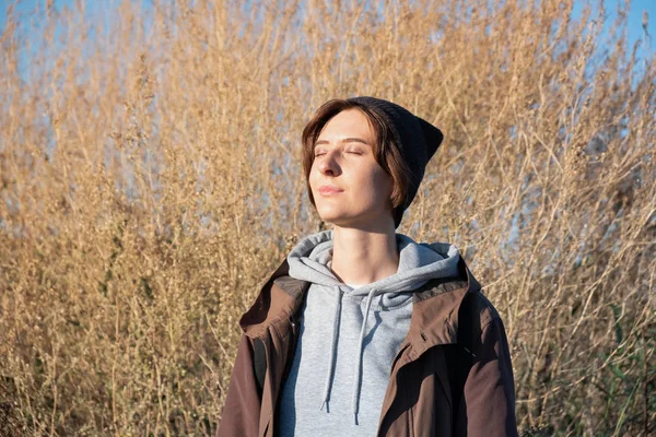 Young Woman Enjoys Autumn Sun Female Parka Outdoors Bright Sunny — Stock Photo, Image