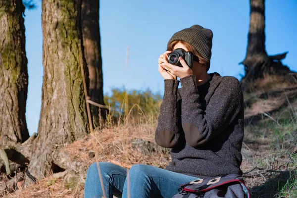 Taking Photo Old Analog Camera Forest Female Hiker Using Camera — Stock Photo, Image