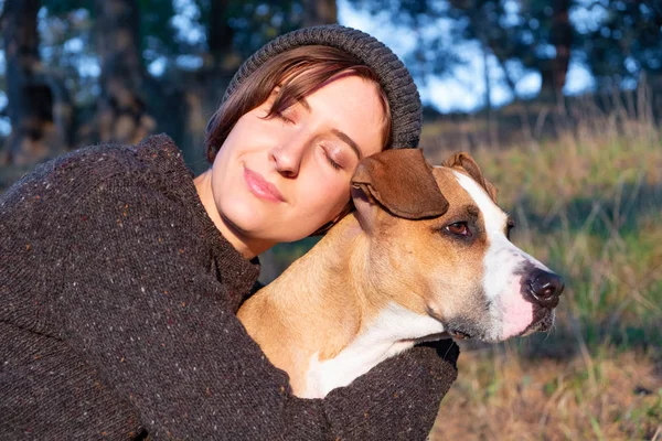 Обнимать Собаку Красивой Природе Закате Женщина Стоящая Перед Вечерним Солнцем — стоковое фото
