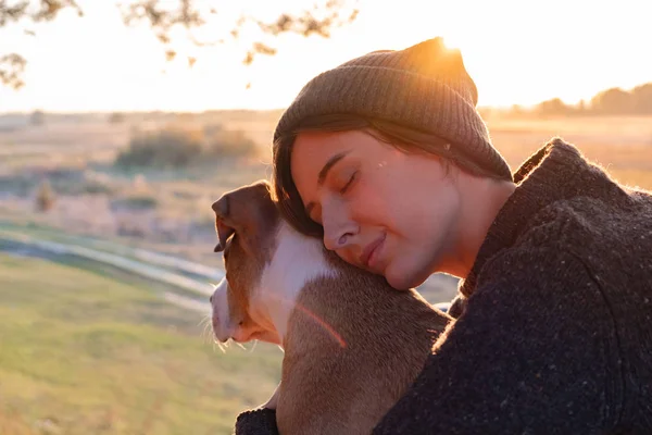Abrazar Perro Hermosa Naturaleza Atardecer Mujer Frente Sol Noche Sienta — Foto de Stock