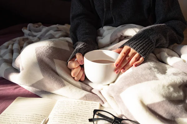 Prendendo Caffè Leggendo Letto Sulla Pigra Mattina Sole Mani Femminili — Foto Stock