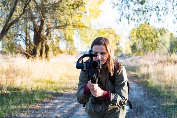 Female Videographer Holding Gimbal Mirrorless Camera Woman Stabilized Camera Rig — Stock Photo, Image