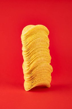 Patates cipsi parlak kırmızı arka planda yığını. Dikkat kapma lokanta canlı renklerde minimalist görüntü