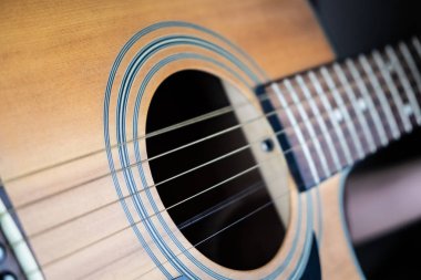 Titreyen gitar teli, mekanik obtüratör bulanıklık. Yakın çekim yansıma rezonans dizeleri ile doğal hareket yakalanan bulanıklık etkisi