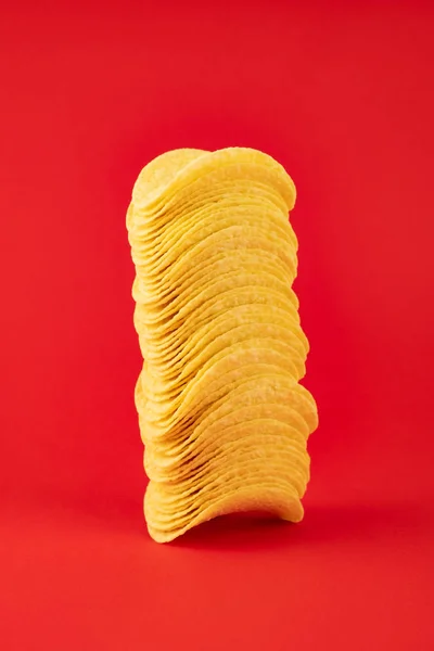 Stack Med Chips Ljusa Röd Bakgrund Minimalistisk Bild Uppmärksamhet Högintressant — Stockfoto