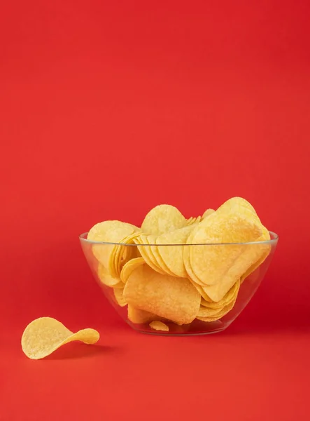 Skål Med Chips Ljusa Röd Bakgrund Minimalistisk Bild Uppmärksamhet Högintressant — Stockfoto