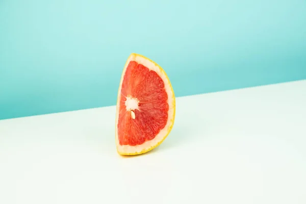 Pedaço Toranja Sobre Fundo Branco Azul Imagem Minimalista Fatia Citrinos — Fotografia de Stock