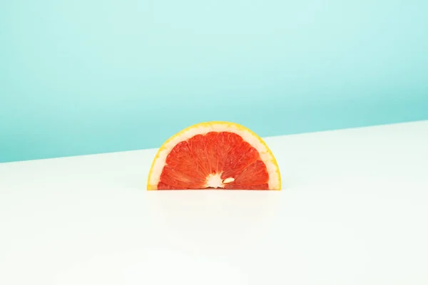 Pedaço Toranja Sobre Fundo Branco Azul Imagem Minimalista Fatia Citrinos — Fotografia de Stock