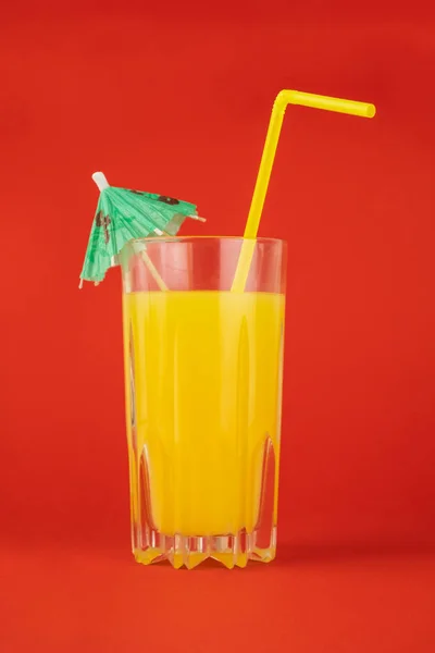 Bebida Cóctel Naranja Sobre Fondo Rojo Imagen Vaso Jugo Cítricos —  Fotos de Stock