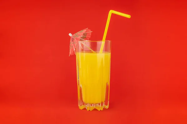Bebida Cóctel Naranja Sobre Fondo Rojo Imagen Vaso Jugo Cítricos — Foto de Stock