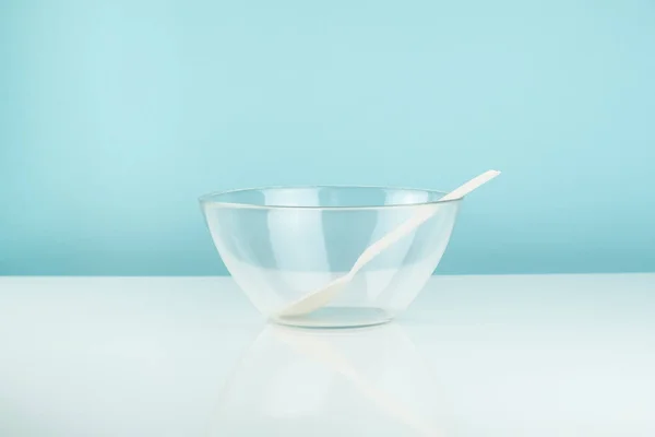 Leere Glasschüssel Und Löffel Auf Einem Tisch Hunger Oder Diätkonzept — Stockfoto