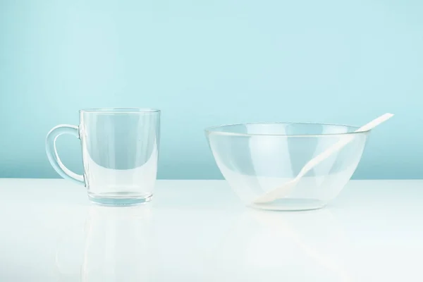 Leere Glasschale Und Becher Auf Einem Tisch Hunger Oder Diätkonzept — Stockfoto