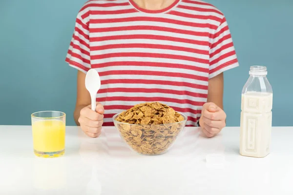 早餐包括全麦麦片 牛奶和果汁 在桌子上和饥饿的人的健康素食的简约形象 — 图库照片