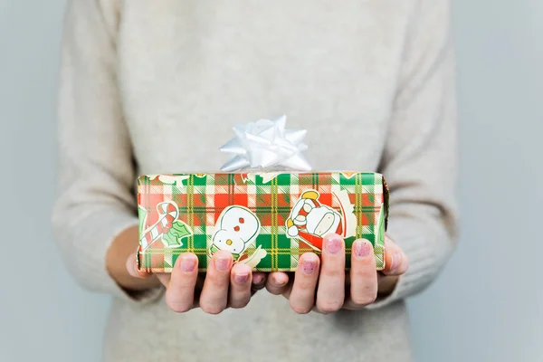 赠送圣诞礼物的概念 女性手拿着一个用漂亮包装纸包裹的盒子 — 图库照片