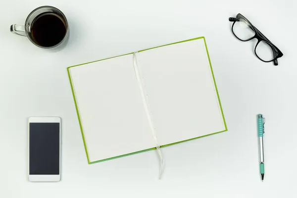 有空页的记事本的平铺 白色桌子上打开的副本书的顶部视图 — 图库照片