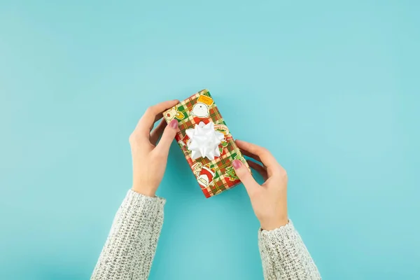 Presente Natal Embrulhado Papel Decorativo Mãos Mãos Femininas Segurando Novo — Fotografia de Stock