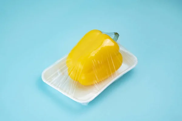 Daur Ulang Dan Konsep Lingkungan Paprika Kuning Segar Dalam Paket — Stok Foto