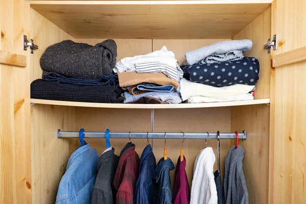 在木制衣柜里放了很多衣服 丰富的个人事物与消费主义的概念 — 图库照片