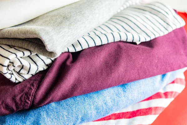 Крупный План Текстур Цветной Одежды Детальный Снимок Разнообразной Одежды Куче — стоковое фото