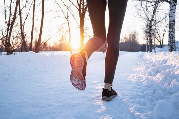 Біг Свіжому Повітрі Зимовій Концепції Ноги Жінки Бігають Засніженій Дорозі — стокове фото