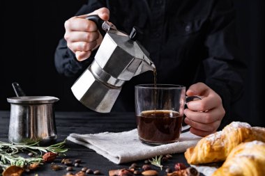 İtalyan bir süzücü kahve dökülen düşük anahtar vurdu. Erkek el siyah kahve İtalyan mocha brewer dökün.