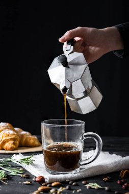 İtalyan bir süzücü kahve dökülen düşük anahtar vurdu. Erkek el siyah kahve İtalyan mocha brewer dökün.