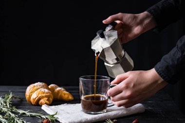 İtalyan bir süzücü kahve dökülen düşük anahtar vurdu. Erkek el siyah kahve İtalyan mocha brewer dökün.