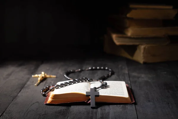 Libro Abierto Biblia Crucifijo Mesa Oscura Imagen Bajo Perfil Del — Foto de Stock