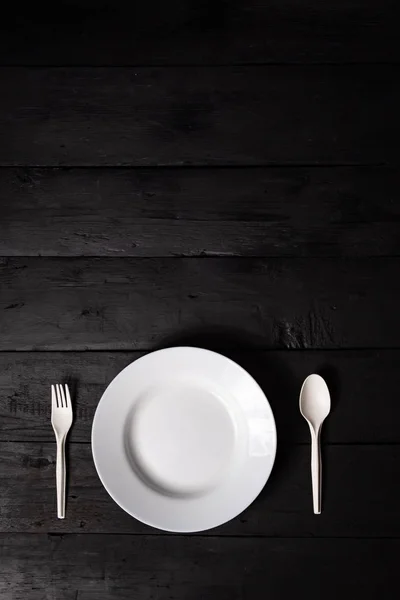Prázdné Bílé Misky Vidlice Lžíce Černý Dřevěný Stůl Detailní Zobrazení — Stock fotografie