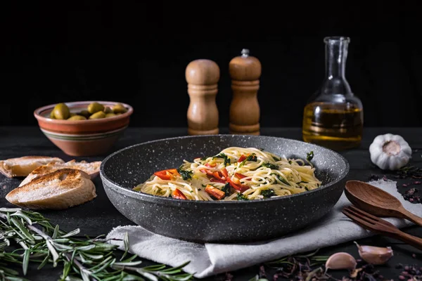 Padella Pasta Cotta Italiana Farina Tradizionale Spaghetti Con Verdure Olive — Foto Stock