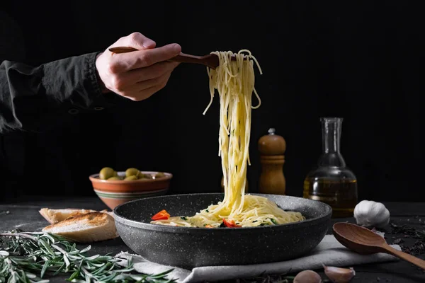 Servieren Italienische Pasta Aus Der Pfanne Traditionelles Spaghetti Essen Mit — Stockfoto