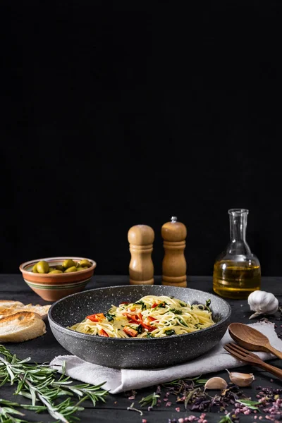 Pan Ugotowany Makaron Włoski Miejsce Tradycyjne Spaghetti Posiłek Warzywami Oliwki — Zdjęcie stockowe