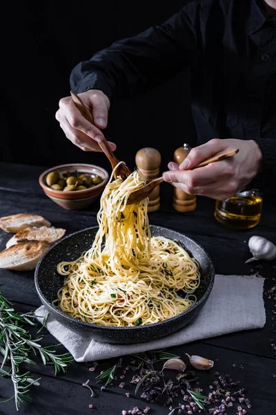 Serwujemy Tradycyjne Włoskie Makarony Patelni Męskie Dłonie Biorąc Spaghetti Łyżka — Zdjęcie stockowe