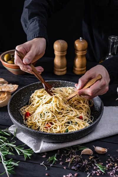 Serwujemy Tradycyjne Włoskie Makarony Patelni Męskie Dłonie Biorąc Spaghetti Łyżka — Zdjęcie stockowe