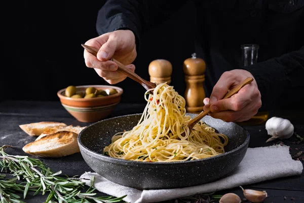 Serwujemy Tradycyjne Włoskie Makarony Patelni Męskie Dłonie Biorąc Spaghetti Łyżka — Zdjęcie stockowe