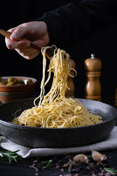 Servant Des Pâtes Italiennes Traditionnelles Dans Une Casserole Mains Masculines — Photo