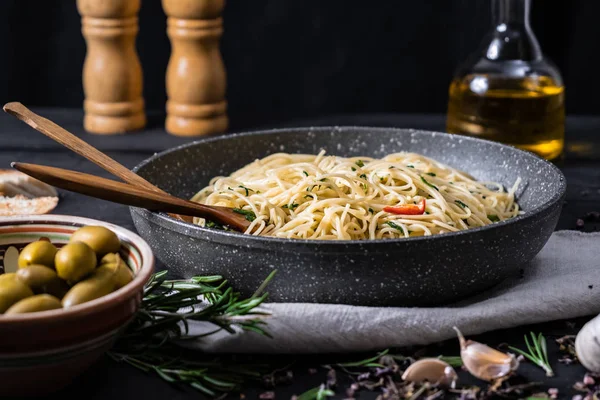 Pan Pasta Italiana Cocida Comida Tradicional Espagueti Con Verduras Aceitunas —  Fotos de Stock