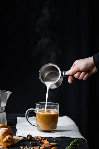 Kaffee Aus Einem Italienischen Perkolator Gießen Leiser Tonlage Geschossen Männliche — Stockfoto