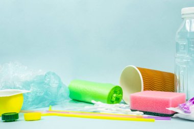 Plastik atık kavramı: tek çeşitli her gün, en iyi görünümü atılan nesneleri kullanın. Plastik şişe, hijyen öğeleri ve bir everage kişinin ekolojik ayak izi resmeden plastik ambalaj.