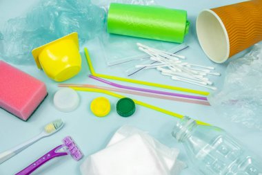 Plastik atık kavramı: tek çeşitli her gün, en iyi görünümü atılan nesneleri kullanın. Plastik şişe, hijyen öğeleri ve bir everage kişinin ekolojik ayak izi resmeden plastik ambalaj.