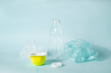 Plastik atık kavramı: tek çeşitli her gün, en iyi görünümü atılan nesneleri kullanın. Plastik şişe, hijyen öğeleri ve bir everage kişinin ekolojik ayak izi resmeden plastik ambalaj.