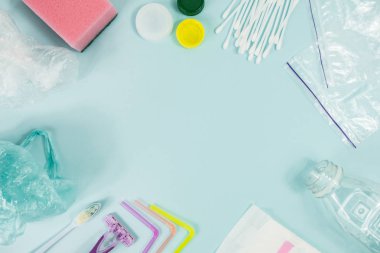 Plastik atık kavramı: tek çeşitli her gün, en iyi görünümü atılan nesneleri kullanın. Plastik şişe, hijyen öğeleri ve bir everage kişinin ekolojik ayak izi resmeden plastik ambalaj.