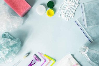 Plastik atık kavramı: tek çeşitli her gün, en iyi görünümü atılan nesneleri kullanın. Plastik şişe, hijyen öğeleri ve bir everage kişinin ekolojik ayak izi resmeden plastik ambalaj.