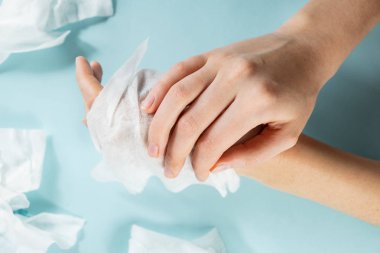Mantıksız plastik kirliliği kavramı: ıslak mendil aşırı kullanımı. Yakın çekim görünümü ile lots-in ıslak mendil temizlenmiş eller