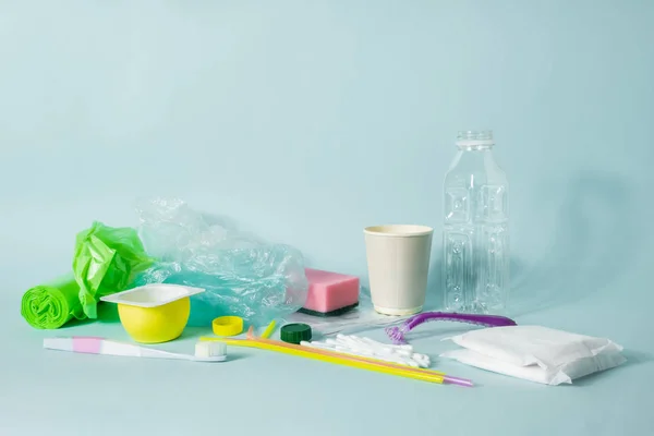塑料废料的概念 各种单一使用的对象 每天被抛出 塑料瓶 卫生用品及塑料包装 描绘一个杠杆者的生态足迹 — 图库照片